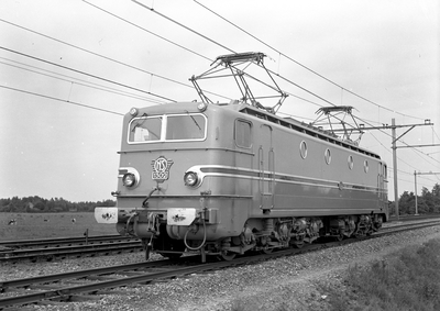 151551 Afbeelding van de electrische locomotief nr. 1302 (serie 1300) van de N.S. op het derde spoor te Stroe.